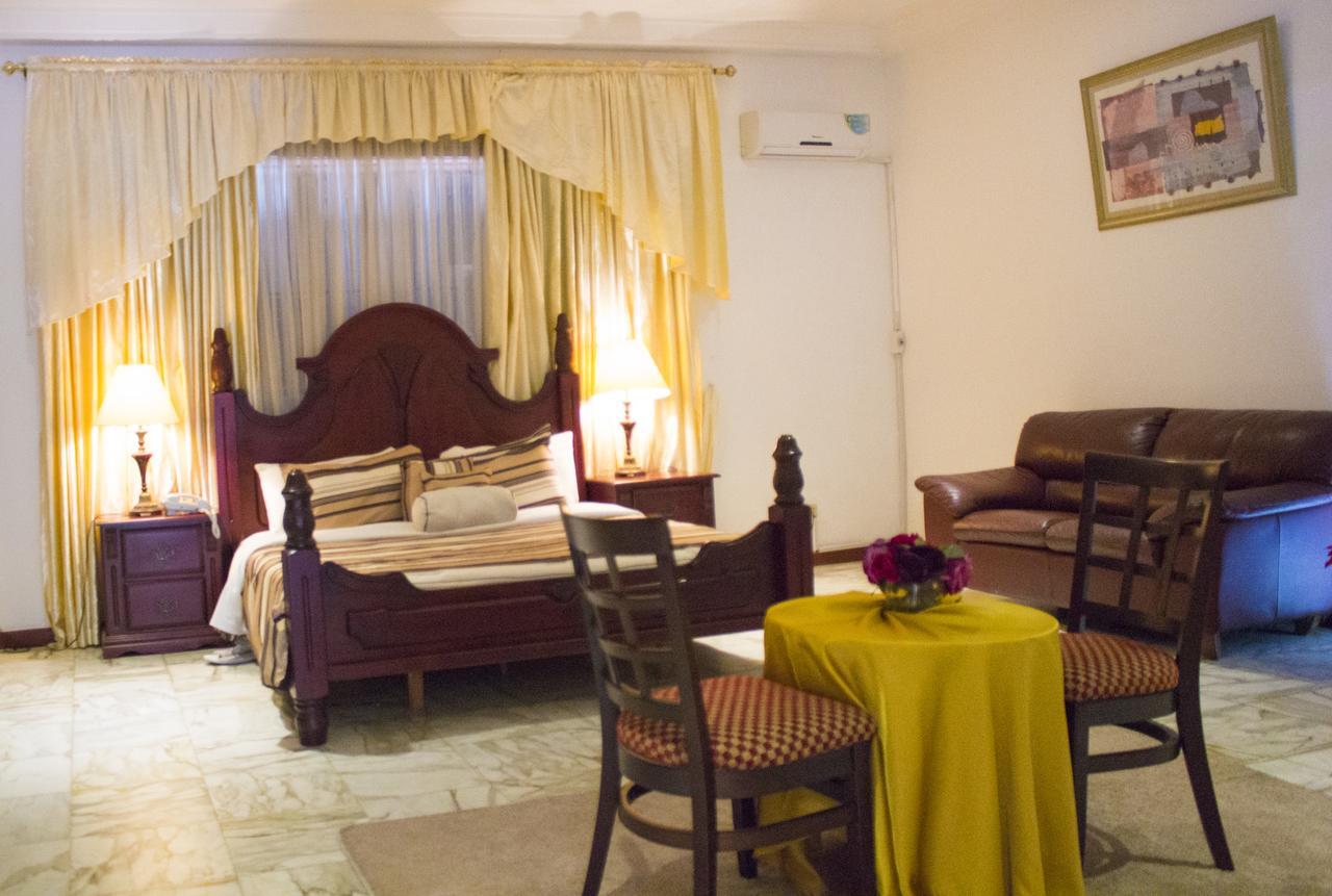 Embassy Suites Hotel Monrovia Kültér fotó