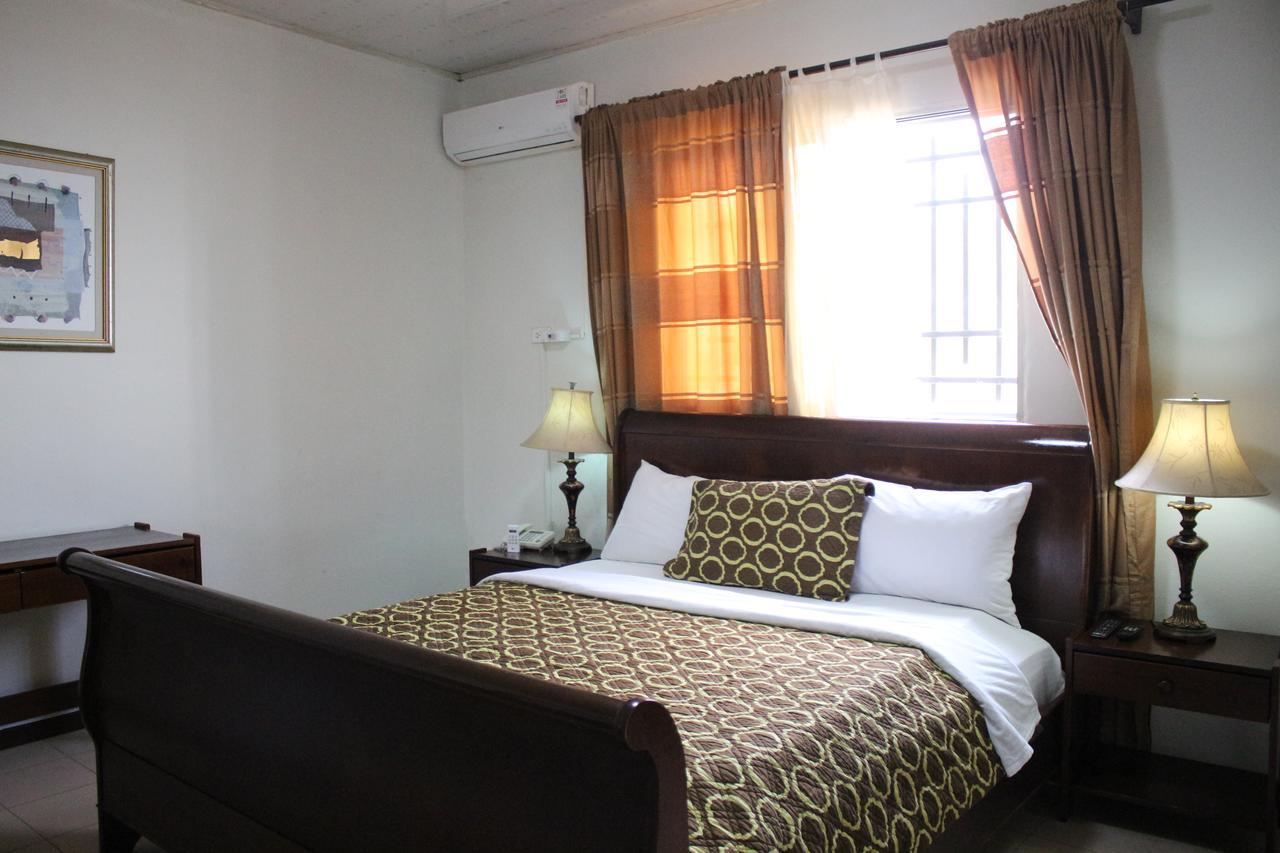 Embassy Suites Hotel Monrovia Kültér fotó