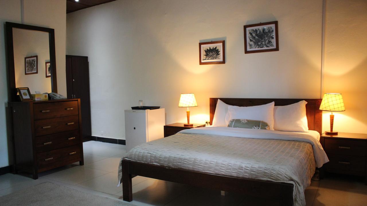 Embassy Suites Hotel Monrovia Kültér fotó