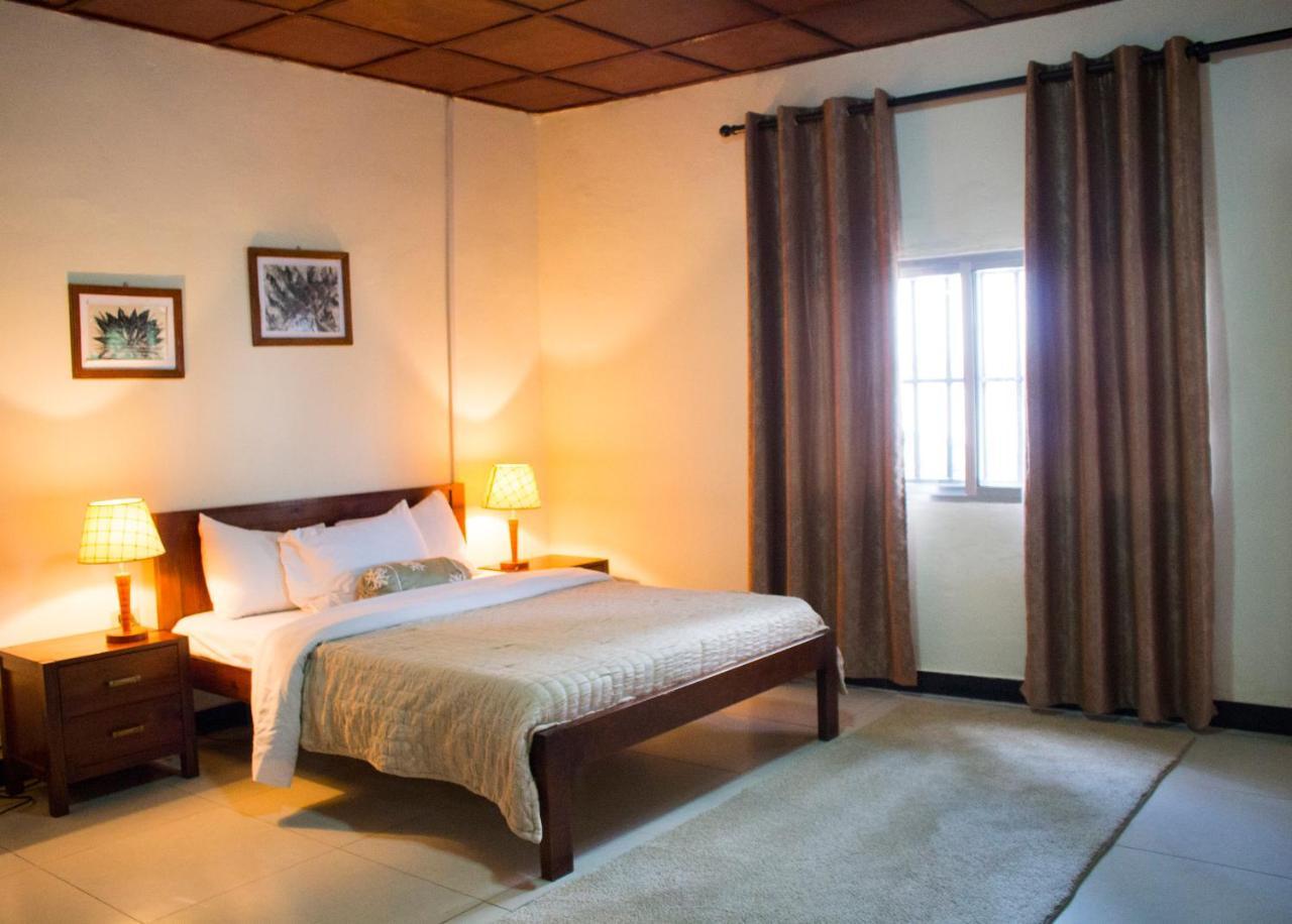 Embassy Suites Hotel Monrovia Kültér fotó